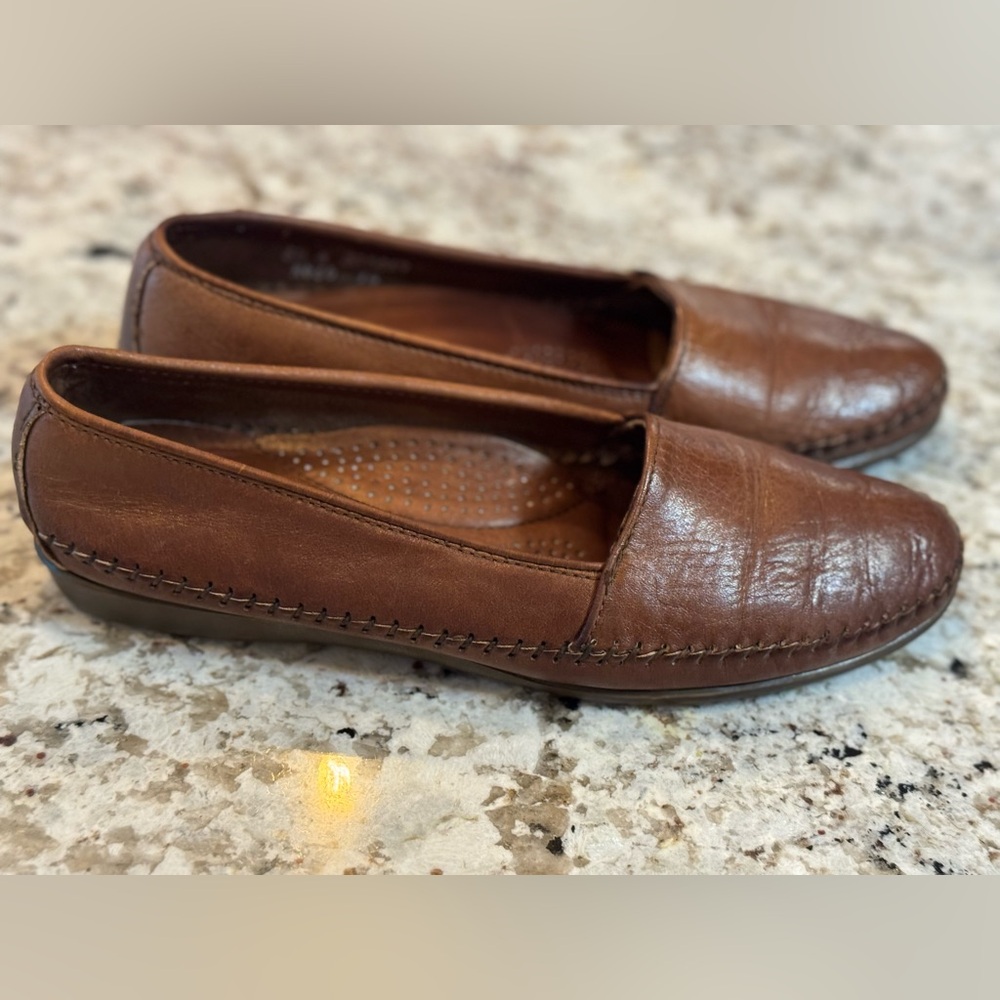 Dexter Women's Brown‎ Leather Loafers - Picture 2 of 8